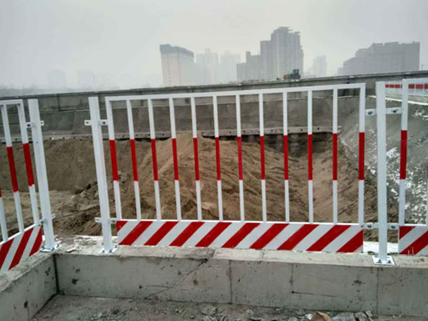 基坑护栏网图片4 基坑护栏网图片4