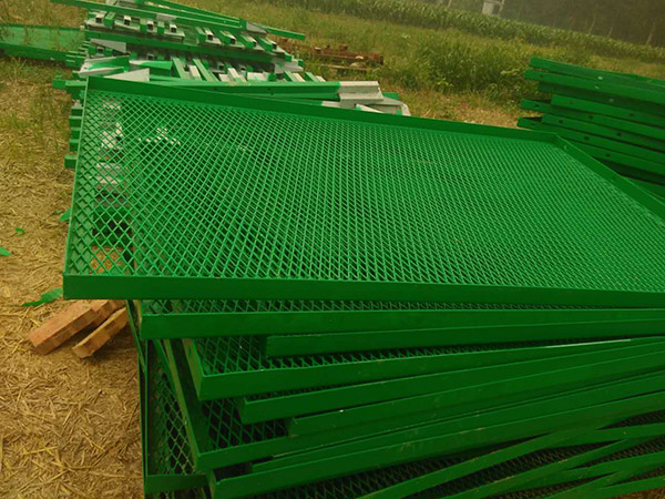 钢板网护栏图片2 钢板网护栏图片2