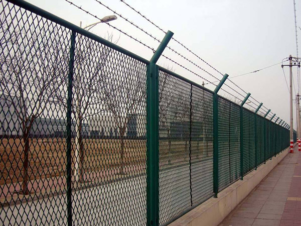 钢板网护栏图片3 钢板网护栏图片3