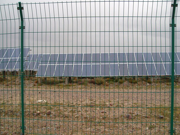 光伏护栏网案例图片2 光伏护栏网案例图片2